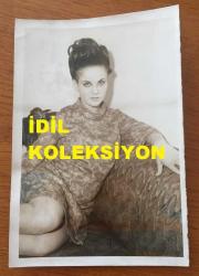 YEŞİLÇAM'IN GÜZEL YILDIZI ESEN PÜSKÜLLÜ'NÜN ORİJİNAL FOTOĞRAFI - 18 x 12 cm EBADINDA - ESEN PÜSKÜLLÜ 1960'LARDA SİYAH SAÇLI HALİYLE EVİNDE KOLTUĞUN ÜZERİNDE POZ VERİRKEN