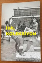 YEŞİLÇAM'IN GÜZEL YILDIZI ESEN PÜSKÜLLÜ'NÜN ORİJİNAL FOTOĞRAFI - 18 x 12 cm EBADINDA - ESEN PÜSKÜLLÜ 1960'LARDA BİR YEŞİLÇAM FİLM SAHNESİNDE ERKEK OYUNCUYU HAVUZA İTERKEN