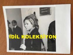 YEŞİLÇAM'IN GÜZEL YILDIZI ESEN PÜSKÜLLÜ'NÜN ORİJİNAL FOTOĞRAFI - 16,5 x 12 cm EBADINDA - ESEN PÜSKÜLLÜ 10. SULH CEZA MAHKEMESİ SALONU ÖNÜNDE BEKLERKEN