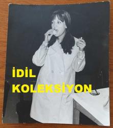YEŞİLÇAM'IN GÜZEL YILDIZI ESEN PÜSKÜLLÜ'NÜN ORİJİNAL FOTOĞRAFI - 14 x 12 cm EBADINDA - ESEN PÜSKÜLLÜ 1960'LARDA SİYAH SAÇLI HALİ ve 4 AYLIK HAMİLE OLDUĞU DÖNEMDE BİR ŞEYLER YERKEN ÇEKİLMİŞ BİR KARE