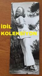 YEŞİLÇAM'IN GÜZEL YILDIZI ESEN PÜSKÜLLÜ'NÜN ORİJİNAL FOTOĞRAFI - 21 x 8,5 cm EBADINDA - ESEN PÜSKÜLLÜ BİR AĞACA YASLANIP GÜLÜMSEYEREK POZ VERİRKEN