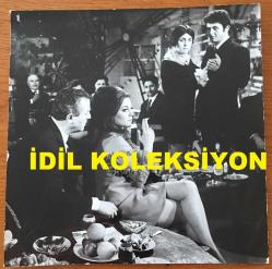 YEŞİLÇAM'IN GÜZEL YILDIZI ESEN PÜSKÜLLÜ'NÜN ORİJİNAL FOTOĞRAFI - 18 x 18 cm EBADINDA - ESEN PÜSKÜLLÜ 1960'LARDA BİR YEŞİLÇAM FİLM SAHNESİNDE MÜZİKLİ BİR MEKANDA SİGARA İÇERKEN