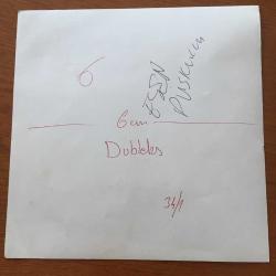 YEŞİLÇAM'IN GÜZEL YILDIZI ESEN PÜSKÜLLÜ'NÜN ORİJİNAL FOTOĞRAFI - 18 x 18 cm EBADINDA - ESEN PÜSKÜLLÜ 1960'LARDA BİR YEŞİLÇAM FİLM SAHNESİNDE MÜZİKLİ BİR MEKANDA SİGARA İÇERKEN