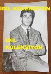 Efemera - YEŞİLÇAM SİNEMAMIZIN DUAYEN İSMİ AHMET MEKİN'İN GENÇLİK YILLARINDAN ORİJİNAL BİR FOTOĞRAF - 18 x 12 cm EBADINDA - AHMET MEKİN'İN 1958 YILINDA ÇEKİLMİŞ ÇOK NET BİR FOTOĞRAFI (MAYIS (2025) AYINDA GEÇİRDİĞİ TALİHSİZ BİR KAZA SONRASI AMELİYAT OLAN SAYGIDEĞER SANATÇIMIZA SAĞLIK DİLERİZ) - kitantik - kitaLog