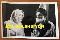 TİYATROMUZUN DUAYEN İSMİ İSMET AY'IN ORİJİNAL FOTOĞRAFI - 18 x 12 cm EBADINDA - İSMET AY ve BERİN ÖTENEL, SİNEKLİ BAKKAL DİZİSİ SAHNESİNDE AYNI KAREDELER, 1974