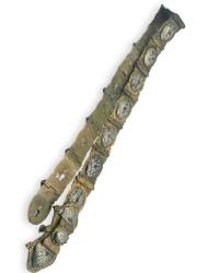 Osmanlı Pirinç Kemer, Osmanlı Dönemi Süleymaniye İşi Usta Damgalı Hanım Kemeri 85 cm. Her bir baklası Süleymaniye damgalı. Pirinç Baklalar üzeri Savatlı Gümüş veya Düşük Ayar Gümüş Üzeri Ayyıldız, Bayrak ve Kale Motifleri İle Süslü Gelin Kemeri..Koleksiyonluk..