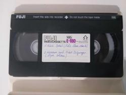 YUMURCAK KÜÇÜK ŞAHİT ( Filiz Akın, İlker İnanoğlu) / HABABAM SINIFI DOKUZ DOĞURUYOR ( İlyas Salman) VHS Film Kaset  ( 2 Film bir arada )  ''Çekimdir''