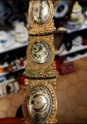 Osmanlı Pirinç Kemer, Osmanlı Dönemi Süleymaniye İşi Usta Damgalı Hanım Kemeri 85 cm. Her bir baklası Süleymaniye damgalı. Pirinç Baklalar üzeri Savatlı Gümüş veya Düşük Ayar Gümüş Üzeri Ayyıldız, Bayrak ve Kale Motifleri İle Süslü Gelin Kemeri..Koleksiyonluk..