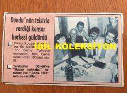 KAYNANALAR DİZİSİNİN DÖNDÜ'SÜ DEFNE YALNIZ'IN GAZETEDEN KESİLME FOTOĞRAFLI HABER KÜPÜRÜ - 13 x 8 cm EBADINDA - DEFNE YALNIZ ve EŞİ METE SEZER YEMEK MASASINDA EĞLENİRLERKEN