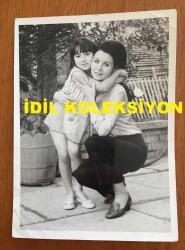 YEŞİLÇAM'IN YILDIZI FATMA GİRİK'İN ORİJİNAL FOTOĞRAFI - 18 x 12 cm EBADINDA - FATMA GİRİK ''ANA HAKKI ÖDENMEZ (1968) ADLI FİLM ÇEKİMLERİNDE FUNDA GÜRÇEN İLE SARILIP HATIRA POZU VERİRKEN