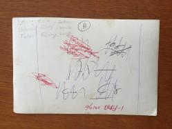 YILMAZ GÜNEY ve YEŞİLÇAM'IN YILDIZI FATMA GİRİK'İN ORİJİNAL FOTOĞRAFI - 18 x 12 cm EBADINDA - ŞARKI SÖYLEYEN FATMA GİRİK MEKANA KONUK OLARAK GELEN YILMAZ GÜNEY ve FATOŞ GÜNEY'İN MASASINA GELİP ÇİÇEK UZATIRKEN ÇEKİLMİŞ ÇOK ÖZEL BİR KARE