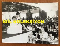 YEŞİLÇAM'IN YILDIZI FATMA GİRİK'İN ORİJİNAL FOTOĞRAFI - 17 x 12,5 cm EBADINDA - FATMA GİRİK ÇARŞAMBA GÜNÜ SAHNE ALDIĞI KADINLAR MATİNESİNDE BEYAZ ŞIK ELBİSESİYLE ŞARKI SÖYLERKEN