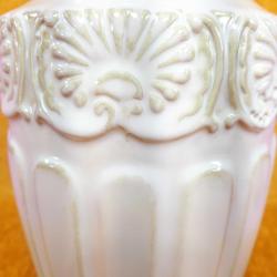 ANTİK YUNAN ROMA TARZINDA EL BOYAMA ESKİTME GÖRÜNÜMLÜ KABARTMA DESENLİ SERAMİK VAZO