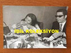 YEŞİLÇAM'IN YILDIZI FATMA GİRİK'İN ORİJİNAL FOTOĞRAFI - 18 x 12 cm EBADINDA - FATMA GİRİK MASADA İŞTAHLA YEMEK YERKEN