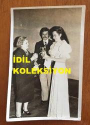 YEŞİLÇAM'IN YILDIZI FATMA GİRİK'İN ORİJİNAL FOTOĞRAFI - 18 x 12 cm EBADINDA - FATMA GİRİK KADIN HAKLARINI KORUMA DERNEĞİ ÜYESİ YEGANE AKDAĞ'DAN KUPA ALIRKEN, 19 HAZİRAN 1974