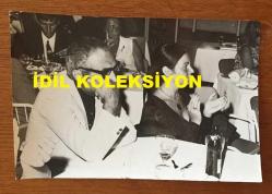 YEŞİLÇAM'IN YILDIZI FATMA GİRİK'İN ORİJİNAL FOTOĞRAFI - 18 x 12 cm EBADINDA - FATMA GİRİK ve EŞİ MEMDUH ÜN BİR MEKANDA OTURDUKLARI MASADA ŞARKICIYI DİNLEYİP ALKIŞLARKEN