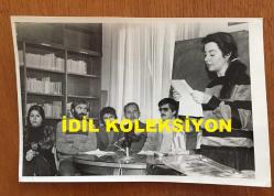 YEŞİLÇAM'IN YILDIZI FATMA GİRİK'İN ORİJİNAL FOTOĞRAFI - 18 x 12 cm EBADINDA - FATMA GİRİK SANSÜRÜ PROTESTO ETTİĞİ SİNEMACI ARKADAŞLARININ YANINDA YAZILI METNİ OKURKEN KENDİSİNİ DİNLEYEN CÜNEYT ARKIN, TARIK AKAN, HAKAN BALAMİR ve SEMRA ÖZDAMAR İLE AYNI KAREDE