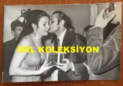 YEŞİLÇAM'IN YILDIZI FATMA GİRİK'İN ORİJİNAL FOTOĞRAFI - 18 x 12 cm EBADINDA - FATMA GİRİK ŞIK ELBİSE GİYDİĞİ BİR DAVETİYEDE KONUKLARLA SELAMLAŞIRKEN