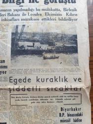 Cumhuriyet Gazetesi - 3 Ağustos 1957 - Saygı Nasıl Korunur Yazan Nadir Nadi Başmakale - Japon Gazeteci Minoru Hirano Japonya'da Basın Serbesttir Dedi - Halil Sezai Erkut Dün Sabah Tahliye Edildi - Amerikan Dışişleri Bakanı John Foster Dulles Dün Londra'da Büyük Elçimiz Muharrem Nuri Birgi İle Görüştü - Silahsızlanma Konferansı - Hürriyet Partisi Toplantılarına Yarın Fevzi Lütfi Karaosmanoğlu Da Katılacak - Maruf İngiliz Sanatkarı Vivien Leigh- Ege'de Kuraklık Ve Şiddetli Sıcaklar - Yanlış Zifaf Yazan Kemal Bilbaşar Yazı Dizisi - Boğaziçi Köprüsü Hazırlanırken Yazan Yüksek Mühendis Necdet Dirilgen Yazı - Marilyn Monroe Çocuğunu Aldırttı -  Hrutçef'in İktidardan Düşmesi Yaklaşıyormuş - Küba'da İhtilal - Köpek Benji İdam edildi  - Büyük Casuslar Derleyen A. Cemalettin Saraçoğlu - Ses Sanatkarı Muzaffer Akgün Büyükdere Beyaz Parkta - Futbolcu Hilmi Kiremitçi Transfer Konusunda Dördüncü Defa Karar Değiştirdi -  Beykoz Mevsimi Merasimle Açtı - 5. Yıl Ahmed Reis Yelken Yarışı Bugün Yapılıyor