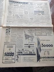 Cumhuriyet Gazetesi - 3 Ağustos 1957 - Saygı Nasıl Korunur Yazan Nadir Nadi Başmakale - Japon Gazeteci Minoru Hirano Japonya'da Basın Serbesttir Dedi - Halil Sezai Erkut Dün Sabah Tahliye Edildi - Amerikan Dışişleri Bakanı John Foster Dulles Dün Londra'da Büyük Elçimiz Muharrem Nuri Birgi İle Görüştü - Silahsızlanma Konferansı - Hürriyet Partisi Toplantılarına Yarın Fevzi Lütfi Karaosmanoğlu Da Katılacak - Maruf İngiliz Sanatkarı Vivien Leigh- Ege'de Kuraklık Ve Şiddetli Sıcaklar - Yanlış Zifaf Yazan Kemal Bilbaşar Yazı Dizisi - Boğaziçi Köprüsü Hazırlanırken Yazan Yüksek Mühendis Necdet Dirilgen Yazı - Marilyn Monroe Çocuğunu Aldırttı -  Hrutçef'in İktidardan Düşmesi Yaklaşıyormuş - Küba'da İhtilal - Köpek Benji İdam edildi  - Büyük Casuslar Derleyen A. Cemalettin Saraçoğlu - Ses Sanatkarı Muzaffer Akgün Büyükdere Beyaz Parkta - Futbolcu Hilmi Kiremitçi Transfer Konusunda Dördüncü Defa Karar Değiştirdi -  Beykoz Mevsimi Merasimle Açtı - 5. Yıl Ahmed Reis Yelken Yarışı Bugün Yapılıyor