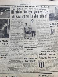 Cumhuriyet Gazetesi - 3 Ağustos 1957 - Saygı Nasıl Korunur Yazan Nadir Nadi Başmakale - Japon Gazeteci Minoru Hirano Japonya'da Basın Serbesttir Dedi - Halil Sezai Erkut Dün Sabah Tahliye Edildi - Amerikan Dışişleri Bakanı John Foster Dulles Dün Londra'da Büyük Elçimiz Muharrem Nuri Birgi İle Görüştü - Silahsızlanma Konferansı - Hürriyet Partisi Toplantılarına Yarın Fevzi Lütfi Karaosmanoğlu Da Katılacak - Maruf İngiliz Sanatkarı Vivien Leigh- Ege'de Kuraklık Ve Şiddetli Sıcaklar - Yanlış Zifaf Yazan Kemal Bilbaşar Yazı Dizisi - Boğaziçi Köprüsü Hazırlanırken Yazan Yüksek Mühendis Necdet Dirilgen Yazı - Marilyn Monroe Çocuğunu Aldırttı -  Hrutçef'in İktidardan Düşmesi Yaklaşıyormuş - Küba'da İhtilal - Köpek Benji İdam edildi  - Büyük Casuslar Derleyen A. Cemalettin Saraçoğlu - Ses Sanatkarı Muzaffer Akgün Büyükdere Beyaz Parkta - Futbolcu Hilmi Kiremitçi Transfer Konusunda Dördüncü Defa Karar Değiştirdi -  Beykoz Mevsimi Merasimle Açtı - 5. Yıl Ahmed Reis Yelken Yarışı Bugün Yapılıyor