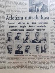 Cumhuriyet Gazetesi - 30 Eylül 1945 - Faizden Vergi Yazan Nadir Nadi Başmakale - Milli Savunma Bakanlığı Masraflarında Mühim Tenzilat - Batavya'da İsyan - Pearl Harbor'da Japonya'nın Kayıtsız Şartsız Teslim Oluşu Haberi Üzerine Yapılan Şehrayin Fotoğraf - Romanya'da Normal İdare Kuruluyor - Atletizm Müsabakası - Bugün Fener Stadında Milletlerarası Yarışlar Yapılıyor - Cemal Nadir Karikatür - Fuat Köprülü İstifa Etmiyor - Haftanın Şakaları Yazan Burhan Felek - Yurtiçinde 2000 Kilometre Yazan Hıfzı Veldet Yazı Dizisi - Şehir Dram Tiyatrosunda İlk Eser Koriolanus Yazan Metin Toker - Hamiyet Yüceses Ve Safiye Tokay Taksim Kristal Salonunda - Safiye Ayla Cağaloğlu Çiftesaraylar Bahçesinde - Bugünkü Radyo Programı - Fazla Şişmanlığa Karşı Radyo Karbon - Zehra Bilir Büyükdere Beyazparkta - Borsa