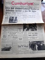 Cumhuriyet Gazetesi - 16 Eylül 1958 - Şehirde Büyük İstimlaklerin Durdurulması Kararlaştı - İlkokullarda ve Üniversitelerde Kayıtlar Başladı Fotoğraf -Celal Bayar Bugün Kandahar'a Gidiyor - 650 Kuruş Yevmiyeyi Çok Gören Yüksek Hakem Kurulu - İstanbul'un 400 Otobüsü Ne Halde - Mukaddesatı Koruma Tasarısı - Kıbrıs'a Dair Yunan Muhtırası - Göç Yazan Necip Alsan Yazı Dizisi - Osmanlı Donanmasının Tarihinde Karanlık Sayfalar Yazan Cemalettin Saraçoğlu Yazı Dizisi -  Aşk Tutkunluğu Suçları Yazan Profesör Doktor Rasim Adasal Köşe Yazısı - Rusya'nın Amerika'ya İktisadi Taarruzu - Fransız İstihbarat Bakanı Jacques Soustelle'ye Paris'te Suikast Yapıldı - Bozcaada'nın Kurtuluş Bayramı  - 19 21 Eylül'deki İran Milli Maçı İçin Eksrim Takımımız Seçme Yapılmadan Mı Seçiliyor - Ekim Ayından İtibaren Haftada Üç Maç Yapılacak - Galatasaray İdare Heyeti Dedi Ki İstifa Etmek Niyetinde Değiliz - Binbaşı Salih Koç Konkur'da Birinci Oldu - Enternasyonal Voleybol Şampiyonası 1960 Yılına Kaldı