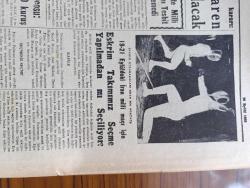 Cumhuriyet Gazetesi - 16 Eylül 1958 - Şehirde Büyük İstimlaklerin Durdurulması Kararlaştı - İlkokullarda ve Üniversitelerde Kayıtlar Başladı Fotoğraf -Celal Bayar Bugün Kandahar'a Gidiyor - 650 Kuruş Yevmiyeyi Çok Gören Yüksek Hakem Kurulu - İstanbul'un 400 Otobüsü Ne Halde - Mukaddesatı Koruma Tasarısı - Kıbrıs'a Dair Yunan Muhtırası - Göç Yazan Necip Alsan Yazı Dizisi - Osmanlı Donanmasının Tarihinde Karanlık Sayfalar Yazan Cemalettin Saraçoğlu Yazı Dizisi -  Aşk Tutkunluğu Suçları Yazan Profesör Doktor Rasim Adasal Köşe Yazısı - Rusya'nın Amerika'ya İktisadi Taarruzu - Fransız İstihbarat Bakanı Jacques Soustelle'ye Paris'te Suikast Yapıldı - Bozcaada'nın Kurtuluş Bayramı  - 19 21 Eylül'deki İran Milli Maçı İçin Eksrim Takımımız Seçme Yapılmadan Mı Seçiliyor - Ekim Ayından İtibaren Haftada Üç Maç Yapılacak - Galatasaray İdare Heyeti Dedi Ki İstifa Etmek Niyetinde Değiliz - Binbaşı Salih Koç Konkur'da Birinci Oldu - Enternasyonal Voleybol Şampiyonası 1960 Yılına Kaldı