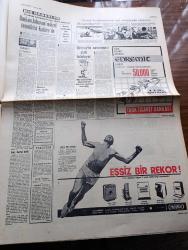 Cumhuriyet Gazetesi - 3 Kasım 1967 - Asıl Yıkıcılar İçerde Yazan Ecvet Güresin Başmakale - Rumlar Rauf Denktaş'ı Yargılayacak - Cumhurbaşkanı Cevdet Sunay Şövalye Oldu Fotoğraf - Adalet Bakanlığı Yeniden 240 Savcının Yerini Değiştirdi - Hersek Gölü Darülacezenin Malı Oldu - TÖS Başkanı Fakir Baykurt - Yeni Bir Açık Kalp Ameliyatında Hastaya Sığırdan Alınan Aort Kapağı Takıldı - Parlamentoda İlk Gün Yazan Fikret Otyam - Besni Ve Sonora 64 - Dayan Bahriyeli Oyunu Tepebaşı Tiyatrosunda - 50. Yıldönümünde 1917 İhtilalinin Hikayesi Çizgi Roman - Ernest Hemingway'in Gözüyle Atatürk Türkiyesi Derleyen Mehmet Barlas Yazı Dizisi - Yayın Hayatı - Sol Yayınları - Yarım Asrın Kuvvetleri Röportajlar Abdulkadir Yücelman - Milyonluk Hata Ve Yolsuzluklara Parmak Basan Spor Toto Teftiş Raporu Yeni Bir Safhada - Basketbolcu Erdal Poyrazoğlu İle Hüseyin Kozlucaya Madalya Veriliyor - Göztepe Atletico Madrid Maçı İçin Pazartesi İspanya'ya Gidiyor - Spartak Basketbol Takımı Altınordu'dan Çekiniyor