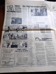 Cumhuriyet Gazetesi - 3 Kasım 1967 - Asıl Yıkıcılar İçerde Yazan Ecvet Güresin Başmakale - Rumlar Rauf Denktaş'ı Yargılayacak - Cumhurbaşkanı Cevdet Sunay Şövalye Oldu Fotoğraf - Adalet Bakanlığı Yeniden 240 Savcının Yerini Değiştirdi - Hersek Gölü Darülacezenin Malı Oldu - TÖS Başkanı Fakir Baykurt - Yeni Bir Açık Kalp Ameliyatında Hastaya Sığırdan Alınan Aort Kapağı Takıldı - Parlamentoda İlk Gün Yazan Fikret Otyam - Besni Ve Sonora 64 - Dayan Bahriyeli Oyunu Tepebaşı Tiyatrosunda - 50. Yıldönümünde 1917 İhtilalinin Hikayesi Çizgi Roman - Ernest Hemingway'in Gözüyle Atatürk Türkiyesi Derleyen Mehmet Barlas Yazı Dizisi - Yayın Hayatı - Sol Yayınları - Yarım Asrın Kuvvetleri Röportajlar Abdulkadir Yücelman - Milyonluk Hata Ve Yolsuzluklara Parmak Basan Spor Toto Teftiş Raporu Yeni Bir Safhada - Basketbolcu Erdal Poyrazoğlu İle Hüseyin Kozlucaya Madalya Veriliyor - Göztepe Atletico Madrid Maçı İçin Pazartesi İspanya'ya Gidiyor - Spartak Basketbol Takımı Altınordu'dan Çekiniyor