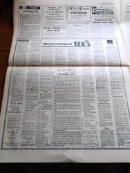 Cumhuriyet Gazetesi - 3 Kasım 1967 - Asıl Yıkıcılar İçerde Yazan Ecvet Güresin Başmakale - Rumlar Rauf Denktaş'ı Yargılayacak - Cumhurbaşkanı Cevdet Sunay Şövalye Oldu Fotoğraf - Adalet Bakanlığı Yeniden 240 Savcının Yerini Değiştirdi - Hersek Gölü Darülacezenin Malı Oldu - TÖS Başkanı Fakir Baykurt - Yeni Bir Açık Kalp Ameliyatında Hastaya Sığırdan Alınan Aort Kapağı Takıldı - Parlamentoda İlk Gün Yazan Fikret Otyam - Besni Ve Sonora 64 - Dayan Bahriyeli Oyunu Tepebaşı Tiyatrosunda - 50. Yıldönümünde 1917 İhtilalinin Hikayesi Çizgi Roman - Ernest Hemingway'in Gözüyle Atatürk Türkiyesi Derleyen Mehmet Barlas Yazı Dizisi - Yayın Hayatı - Sol Yayınları - Yarım Asrın Kuvvetleri Röportajlar Abdulkadir Yücelman - Milyonluk Hata Ve Yolsuzluklara Parmak Basan Spor Toto Teftiş Raporu Yeni Bir Safhada - Basketbolcu Erdal Poyrazoğlu İle Hüseyin Kozlucaya Madalya Veriliyor - Göztepe Atletico Madrid Maçı İçin Pazartesi İspanya'ya Gidiyor - Spartak Basketbol Takımı Altınordu'dan Çekiniyor
