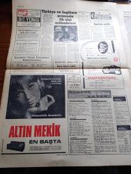 Cumhuriyet Gazetesi - 2 Kasım 1967 - Rauf Denktaş'ın İadesini İstedik - Ferruh Bozbeyli Tekrar Meclis Başkanı Seçildi - Rektör Ekrem Şerif Egeliye Aleyhte Ve Lehte Gösteri Yapıldı Fotoğraf - İstanbul Ve Ankara Üniversiteleri Açıldı -  Cumhurbaşkanı Cevdet Sunay'ı Londra'da Kraliçe Elizabeth Karşıladı - Türkiye İngiltere Yazan İlhan Selçuk Köşe Yazısı - 50. Yıldönümünde 1917 İhtilalinin Hikayesi Çizgi Roman - Ernest Hemingway'in Gözüyle Atatürk Türkiyesi Derleyen Mehmet Barlas Yazı Dizisi - Dişi Bond Çizgi Roman - Türk Demir Döküm Fabrikaları - İstanbul Ankara Radyosu Programı - Türkiye Ve İngiltere Arasında İlk Elçi Mübadelesi - 2 Kasım 1928 Tarihli Cumhuriyet'ten Gazi'nin Nutku - İstanbul'da Sinemalar Tiyatrolar Programı - Yeni Philishave Elektrikli Traş Makinesi - Fenerbahçeli Milli Atlet Ercan Örki Vefat İlanı - Türkiye Kupasında 5 Maç Oynandı - Beşiktaş'tan Vefaya Kiralanan Suat Mamat İdmanda Fotoğrafı - Galatasaray Milli Mensucat'ı 6 0 Yendi - Hindistan Seyahatini Kazanan Talihli