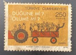 Türk Pulu - Turkish Stamp -  Postadan Geçmiş Pul Filateli - DÜĞÜNE Mİ ? ÖLÜME Mİ ? - TRAKTÖRE BİNEN İNSANLAR - TRAFİK GÜVENLİĞİ TEMALI PUL 1978 , 250 KURUŞ - Türkiye Cumhuriyeti - NOSTALJİK DOĞUM GÜNÜ HEDİYESİ