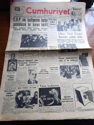 Cumhuriyet Gazetesi - 7 Haziran 1952 - CHP'nin Tasfiyesine Kadar Gidebilecek Bir Kanun Teklifi - Başbakan Adnan Menderes'in Patrik Athenagoras'ı Ziyareti - Albay Nuri Pamir Kore'de Şehit Oldu Fotoğraf - Yunan Hükümdarları Yarın 17 de Geliyorlar - Kuzey Atlantik Paktı Kuvvetleri Başkomutanı General Ridgway'in Türkiye'yi Ziyareti - Mareşal Papagos'a Trakyanın Müdafaası Kabil Olmayacak - Türk Fransız Kültür Anlaşması - İspanya Futbol Milli Takımı Geldi - Gelin Aya Gidelim Yazan Tevfik Sadullah - Dün Geceki Güzellik Müsabakası Fotoğraf - Ruh Gurbetinde Yazan Kerime Nadir Yazı Dizisi - Konya'da Suni Yağmur Denemeleri - Hindistan'da Hindu Müslüman Kavgası - Gül Kupası Atletizm Müsabakaları - El Yazılarından Mana Çıkarma Sanatı Tıbbın Büyük Yardımcısı - Süreyya Plaj Gazinosu Maltepe - Movado Saatleri - Minerva Dikiş Makineleri -  Perihan Altındağ Sözeri Siz Bana Gelmezseniz Siemens Beni Size Getirir Diyor - Volvo Diesel Kamyonları - Oliver Yazı Makineleri -  Alman Gobi Bisiklet - Philco