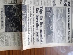 Cumhuriyet Gazetesi - 28 Birincikanun (Aralık) 1942 - Fransa'nın İstikbali Başmakale - General Giraud Fransız Afrikası Başkomiserliğine Seçildi - Şark Cephesinde Harekat Fotoğraf - Volga İle Don Arasındaki Rus Kuvvetleri Çevrildi - Kızılordunun Yaptığı Taarruz Devam Ediyor - Askeri Vaziyet Yazan Emekli General H. Emir Erkilet Yazı Dizisi - Atatürk Koşusu Fotoğraf -  Şair Mehmet Akif Ersoy'un Ölüm Yıldönümü - Jeopolitik Tetkikleri Yazan Tarık Zafer Tunaya - Bu Harpte Çevrilen İlk Fransız Filmi Mösyö Hektor Perşembe Akşamı Lale Sinemasında - Gizli Aşk Başrolde Leyla Murad Ve Yusuf Vehbi İpek Sinemasında - En Doğru Rota Ve Türk'e Doğru Yazan Fazıl Ahmed Aykaç - Kar İzleri Örttü Yazan Henri Bordeaux Yazı Dizisi - Adam Aldırma Keyfine Bak Yazan Burhan Felek Köşe Yazısı - Fransa'nın Harbe Devam Kararı Yazan Ömer Rıza Doğrul Köşe Yazısı - İstanbul Belediyesi Şehir Tiyatroları Dram Kısmında Büyük İhtilal Komedi Kısmında Ye Kürküm Ye Oyunu - Bugünkü Radyo Programı - Sayın Burgazadası Halkına