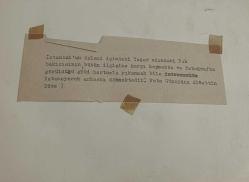 Bir fok balığının sırtına hortum ile su tutarak çekilmiş olan yetişkin bir erkek fotoğrafı.ORJİNAL SİYAH & BEYAZ 21x16cm EBADINDA - 1940'LAR, 1950'LER, 1960'LAR ve 1970'LER