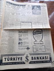Cumhuriyet Gazetesi - 11 Aralık 1955 - Asıl Görev Yazan Nadir Nadi Başmakale - Yeni Kabine Programını Yarın Akşam Tamamlayacak - Yeni Hükümet Amerika'da Nasıl Karşılandı - Birleşmiş Milletlerin Yeni Sene Toplantısı - Münakalat Vekili Arif Demirer - Noel Baba Pulları Karaborsaya Düştü - Amerika'nın Yapacağı Yardımlar - Polisten Dayak Yiyen Avukat İşi Baroda - Beşiktaş İstanbulspor'u Yendi Fotoğraf - Nihat Erim Hakkında Söylentiler - Kırlangıç Yuvası Yazan Taylor Caldwell Yazı Dizisi - Meselemiz Nedir Yazan Hasan Ali Yücel Köşe Yazısı - Hipnotizma İle Doğum - Yalan Yazan Fahri Celal - Türkiye İş - Bugünkü Radyo Programı - Resimli Roman Komiserin Hatası Yazan George Simenon - Gaip Hazine Filmi Atlas Sinemasında - Türk Büyüklerinin Hatıraları Yazan Haluk Yusuf Şehsuvaroğlu - Haftanın Şakaları Yazan Burhan Felek - Vakıflar Bankası - Hususi Mimar Mektebi Açılması İsteniyor - Sigara İçmeyenlere Mükafat - Fenerbahçe Vefa İle Karşılaşıyor Fotoğrafı - İlahi Ses Sanatkarı Müzeyyen Senar