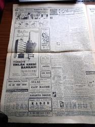 Cumhuriyet Gazetesi - 11 Aralık 1955 - Asıl Görev Yazan Nadir Nadi Başmakale - Yeni Kabine Programını Yarın Akşam Tamamlayacak - Yeni Hükümet Amerika'da Nasıl Karşılandı - Birleşmiş Milletlerin Yeni Sene Toplantısı - Münakalat Vekili Arif Demirer - Noel Baba Pulları Karaborsaya Düştü - Amerika'nın Yapacağı Yardımlar - Polisten Dayak Yiyen Avukat İşi Baroda - Beşiktaş İstanbulspor'u Yendi Fotoğraf - Nihat Erim Hakkında Söylentiler - Kırlangıç Yuvası Yazan Taylor Caldwell Yazı Dizisi - Meselemiz Nedir Yazan Hasan Ali Yücel Köşe Yazısı - Hipnotizma İle Doğum - Yalan Yazan Fahri Celal - Türkiye İş - Bugünkü Radyo Programı - Resimli Roman Komiserin Hatası Yazan George Simenon - Gaip Hazine Filmi Atlas Sinemasında - Türk Büyüklerinin Hatıraları Yazan Haluk Yusuf Şehsuvaroğlu - Haftanın Şakaları Yazan Burhan Felek - Vakıflar Bankası - Hususi Mimar Mektebi Açılması İsteniyor - Sigara İçmeyenlere Mükafat - Fenerbahçe Vefa İle Karşılaşıyor Fotoğrafı - İlahi Ses Sanatkarı Müzeyyen Senar