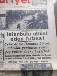 Cumhuriyet Gazetesi - 21 İkinciteşrin (Kasım) 1942 - Dördüncü Kış Başmakale - İstanbul'da Fırtınanın Yaptıkları Alibeyköyünü Ve Silahtarağa Elektrik Fabrikasını İstila Eden Seller Fotoğraf - Milli Korunma Kanununda Tadilat Layihası Son Şeklini Aldı - Tunus'a Giren Müttefik Ordu - Libya'da Mihver Ordusu Bingaziyi Tahliye Etti - Sovyet Harp Tebliği - Askeri Vaziyet Şark Cephesinde Ve Afrika'da Harekat Yazan Emekli General H. Emir Erkilet Yazı Dizisi - Bir Acı Hikaye Yazan Nadir Nadi - Almanya İle 10 Milyon Kilo Fındık İçin Anlaşma Yapıldı - Cihan Hakimi Bugün Lale Sinemasında - Safiye Ayla Ve Müzeyyen Senar Yardım Konseri İstanbul Gazinosunda - Kar İzleri Örttü Yazan Henri Bordeaux Yazı Dizisi - Yer Meselesi Yazan Burhan Felek Köşe Yazısı - Hadiselerin Ortaşarktaki Tesiri Yazan Ömer Rıza Doğrul Köşe Yazısı - Arlon Saat Mağazaları - Bugünkü Radyo Programı -  Dolska Yeni Terzi Evi - Horoz Marka Anilin Paket Boyaları - Blaupunkt Radyoları