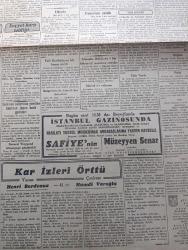 Cumhuriyet Gazetesi - 21 İkinciteşrin (Kasım) 1942 - Dördüncü Kış Başmakale - İstanbul'da Fırtınanın Yaptıkları Alibeyköyünü Ve Silahtarağa Elektrik Fabrikasını İstila Eden Seller Fotoğraf - Milli Korunma Kanununda Tadilat Layihası Son Şeklini Aldı - Tunus'a Giren Müttefik Ordu - Libya'da Mihver Ordusu Bingaziyi Tahliye Etti - Sovyet Harp Tebliği - Askeri Vaziyet Şark Cephesinde Ve Afrika'da Harekat Yazan Emekli General H. Emir Erkilet Yazı Dizisi - Bir Acı Hikaye Yazan Nadir Nadi - Almanya İle 10 Milyon Kilo Fındık İçin Anlaşma Yapıldı - Cihan Hakimi Bugün Lale Sinemasında - Safiye Ayla Ve Müzeyyen Senar Yardım Konseri İstanbul Gazinosunda - Kar İzleri Örttü Yazan Henri Bordeaux Yazı Dizisi - Yer Meselesi Yazan Burhan Felek Köşe Yazısı - Hadiselerin Ortaşarktaki Tesiri Yazan Ömer Rıza Doğrul Köşe Yazısı - Arlon Saat Mağazaları - Bugünkü Radyo Programı -  Dolska Yeni Terzi Evi - Horoz Marka Anilin Paket Boyaları - Blaupunkt Radyoları