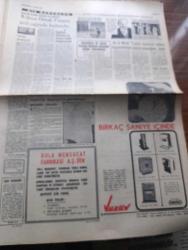 Cumhuriyet Gazetesi - 15 Kasım 1967 - Dış Ticarette Büyük Laflar Yazan Ecvet Güresin Başmakale - Maraş'ta 2 Alman Turisti Öldürüldü - Vehbi Koç Başbakanla Konuştuktan Sonra Buzdolabı Fiyatında İndirim Artış Olmaz Dedi - Rauf Denktaş Kıbrıs'a Girmek İçin U Thant'a Başvuruyor - Piyasadaki Bütün Köseleler Bozuktur Damgası Taşıyor - Emekli Albay Sadettin Suhataç Başkanlığında Kurulan Demokrat Birlik Partisi Programını Açıkladı - Vietnam Salhanesi Yazan İlhan Selçuk Köşe - İngiltere Başbakanı Wilson Ortak Pazara Acil Çağrıda Bulundu - Ho Şi Minh Lenin Nişanını Zaferi Kazandıktan Sonra Alacağım Dedi - 50. Yıldönümünde 1917 İhtilalinin Hikayesi Çizgi Roman - Ernest Hemingway'in Gözüyle Atatürk Türkiyesi Derleyen Mehmet Barlas Yazı Dizisi - İtalyan Lisesinde Atatürk Büstü Açıldı - Ulvi Uraz Tiyatrosu - Sophia Loren Yeni Filminin Galasına Şahane Bir Kıyafet Ve Merasimle Geldi - Deli Dolu Oyunundan Bir Sahne - Aziz Basmacı - Kenan Büke - Tek Şampiyon Ahmet Ayık Delhi'de Zorla 5. Olabildik