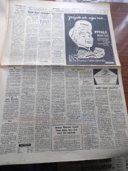 Cumhuriyet Gazetesi - 15 Kasım 1967 - Dış Ticarette Büyük Laflar Yazan Ecvet Güresin Başmakale - Maraş'ta 2 Alman Turisti Öldürüldü - Vehbi Koç Başbakanla Konuştuktan Sonra Buzdolabı Fiyatında İndirim Artış Olmaz Dedi - Rauf Denktaş Kıbrıs'a Girmek İçin U Thant'a Başvuruyor - Piyasadaki Bütün Köseleler Bozuktur Damgası Taşıyor - Emekli Albay Sadettin Suhataç Başkanlığında Kurulan Demokrat Birlik Partisi Programını Açıkladı - Vietnam Salhanesi Yazan İlhan Selçuk Köşe - İngiltere Başbakanı Wilson Ortak Pazara Acil Çağrıda Bulundu - Ho Şi Minh Lenin Nişanını Zaferi Kazandıktan Sonra Alacağım Dedi - 50. Yıldönümünde 1917 İhtilalinin Hikayesi Çizgi Roman - Ernest Hemingway'in Gözüyle Atatürk Türkiyesi Derleyen Mehmet Barlas Yazı Dizisi - İtalyan Lisesinde Atatürk Büstü Açıldı - Ulvi Uraz Tiyatrosu - Sophia Loren Yeni Filminin Galasına Şahane Bir Kıyafet Ve Merasimle Geldi - Deli Dolu Oyunundan Bir Sahne - Aziz Basmacı - Kenan Büke - Tek Şampiyon Ahmet Ayık Delhi'de Zorla 5. Olabildik