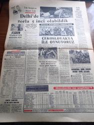Cumhuriyet Gazetesi - 15 Kasım 1967 - Dış Ticarette Büyük Laflar Yazan Ecvet Güresin Başmakale - Maraş'ta 2 Alman Turisti Öldürüldü - Vehbi Koç Başbakanla Konuştuktan Sonra Buzdolabı Fiyatında İndirim Artış Olmaz Dedi - Rauf Denktaş Kıbrıs'a Girmek İçin U Thant'a Başvuruyor - Piyasadaki Bütün Köseleler Bozuktur Damgası Taşıyor - Emekli Albay Sadettin Suhataç Başkanlığında Kurulan Demokrat Birlik Partisi Programını Açıkladı - Vietnam Salhanesi Yazan İlhan Selçuk Köşe - İngiltere Başbakanı Wilson Ortak Pazara Acil Çağrıda Bulundu - Ho Şi Minh Lenin Nişanını Zaferi Kazandıktan Sonra Alacağım Dedi - 50. Yıldönümünde 1917 İhtilalinin Hikayesi Çizgi Roman - Ernest Hemingway'in Gözüyle Atatürk Türkiyesi Derleyen Mehmet Barlas Yazı Dizisi - İtalyan Lisesinde Atatürk Büstü Açıldı - Ulvi Uraz Tiyatrosu - Sophia Loren Yeni Filminin Galasına Şahane Bir Kıyafet Ve Merasimle Geldi - Deli Dolu Oyunundan Bir Sahne - Aziz Basmacı - Kenan Büke - Tek Şampiyon Ahmet Ayık Delhi'de Zorla 5. Olabildik