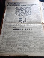 Cumhuriyet Pazar Gazetesi - 19 Nisan 1953 - Yedi Dakika Yazan Doğan Nadi - Renkli Karikatür - Fenerbahçe Karaya Köprü İle Bağlanacak Yazan Kazım Kip - Soğuk Harbin Gizli Dosyalarından Rus Casusu Olga Larissa Nasıl Tuzağa Düşürüldü - Haftanın Şakaları Yazan Burhan Felek - Hikaye Gümüş Kutu Yazan Cenap Ozankan - Ingrid Bergman Casablanca Filminde Paul Henreid İle Beraber Fotoğraf - Ingrid Bergman Kocası Rosselin ve Çocuklarıyla Evinde - En Sevdiğim Rol Muzaffer Arslan Anlatıyor - Jane Russell İle Marilyn Monroe Rekabeti Fotoğraf - İlk Filmi İle Oscar Mükafatı Kazanan Bir Artist Shirley Booth Fotoğrafı - Ev Kadın Moda Köşesi - Sanat Taşın Istırabı Yazan Zeynel Akkoç - Boş Vaktinizi Hoş Geçirmek İçin Eğlence Köşesi - Tıp Dünyasında Mucizeler Yaratan Bir Keşif - Saatte 300 Km. Hızla 4800 Metreden İndi - Herkesin Gözü Önünde İlk Atom Denemesi Fotoğraf - İster İnan İster İnanma Yazan Ripley