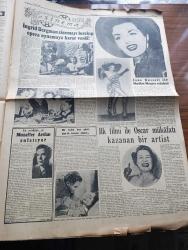 Cumhuriyet Pazar Gazetesi - 19 Nisan 1953 - Yedi Dakika Yazan Doğan Nadi - Renkli Karikatür - Fenerbahçe Karaya Köprü İle Bağlanacak Yazan Kazım Kip - Soğuk Harbin Gizli Dosyalarından Rus Casusu Olga Larissa Nasıl Tuzağa Düşürüldü - Haftanın Şakaları Yazan Burhan Felek - Hikaye Gümüş Kutu Yazan Cenap Ozankan - Ingrid Bergman Casablanca Filminde Paul Henreid İle Beraber Fotoğraf - Ingrid Bergman Kocası Rosselin ve Çocuklarıyla Evinde - En Sevdiğim Rol Muzaffer Arslan Anlatıyor - Jane Russell İle Marilyn Monroe Rekabeti Fotoğraf - İlk Filmi İle Oscar Mükafatı Kazanan Bir Artist Shirley Booth Fotoğrafı - Ev Kadın Moda Köşesi - Sanat Taşın Istırabı Yazan Zeynel Akkoç - Boş Vaktinizi Hoş Geçirmek İçin Eğlence Köşesi - Tıp Dünyasında Mucizeler Yaratan Bir Keşif - Saatte 300 Km. Hızla 4800 Metreden İndi - Herkesin Gözü Önünde İlk Atom Denemesi Fotoğraf - İster İnan İster İnanma Yazan Ripley