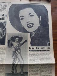 Cumhuriyet Pazar Gazetesi - 19 Nisan 1953 - Yedi Dakika Yazan Doğan Nadi - Renkli Karikatür - Fenerbahçe Karaya Köprü İle Bağlanacak Yazan Kazım Kip - Soğuk Harbin Gizli Dosyalarından Rus Casusu Olga Larissa Nasıl Tuzağa Düşürüldü - Haftanın Şakaları Yazan Burhan Felek - Hikaye Gümüş Kutu Yazan Cenap Ozankan - Ingrid Bergman Casablanca Filminde Paul Henreid İle Beraber Fotoğraf - Ingrid Bergman Kocası Rosselin ve Çocuklarıyla Evinde - En Sevdiğim Rol Muzaffer Arslan Anlatıyor - Jane Russell İle Marilyn Monroe Rekabeti Fotoğraf - İlk Filmi İle Oscar Mükafatı Kazanan Bir Artist Shirley Booth Fotoğrafı - Ev Kadın Moda Köşesi - Sanat Taşın Istırabı Yazan Zeynel Akkoç - Boş Vaktinizi Hoş Geçirmek İçin Eğlence Köşesi - Tıp Dünyasında Mucizeler Yaratan Bir Keşif - Saatte 300 Km. Hızla 4800 Metreden İndi - Herkesin Gözü Önünde İlk Atom Denemesi Fotoğraf - İster İnan İster İnanma Yazan Ripley