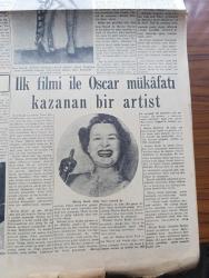 Cumhuriyet Pazar Gazetesi - 19 Nisan 1953 - Yedi Dakika Yazan Doğan Nadi - Renkli Karikatür - Fenerbahçe Karaya Köprü İle Bağlanacak Yazan Kazım Kip - Soğuk Harbin Gizli Dosyalarından Rus Casusu Olga Larissa Nasıl Tuzağa Düşürüldü - Haftanın Şakaları Yazan Burhan Felek - Hikaye Gümüş Kutu Yazan Cenap Ozankan - Ingrid Bergman Casablanca Filminde Paul Henreid İle Beraber Fotoğraf - Ingrid Bergman Kocası Rosselin ve Çocuklarıyla Evinde - En Sevdiğim Rol Muzaffer Arslan Anlatıyor - Jane Russell İle Marilyn Monroe Rekabeti Fotoğraf - İlk Filmi İle Oscar Mükafatı Kazanan Bir Artist Shirley Booth Fotoğrafı - Ev Kadın Moda Köşesi - Sanat Taşın Istırabı Yazan Zeynel Akkoç - Boş Vaktinizi Hoş Geçirmek İçin Eğlence Köşesi - Tıp Dünyasında Mucizeler Yaratan Bir Keşif - Saatte 300 Km. Hızla 4800 Metreden İndi - Herkesin Gözü Önünde İlk Atom Denemesi Fotoğraf - İster İnan İster İnanma Yazan Ripley