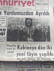 Cumhuriyet Gazetesi - 8 Aralık 1959 - Amerika Birleşik Devletleri Başkanı Eisenhower Dün Yurdumuzdan Ayrıldı - Eisenhower Ankara'daki Ayrılmadan Önce Celal Bayar'la Fotoğrafı - Türk Amerikan Müşterek Tebliği - Türkiye'de Kurulacak Füze Rampalarına Dair Dün Yapılan Açıklama - Eski Bakanlar Diyorlar Ki Şükrü Sökmensüer'in Düşünceleri Röportajı Yapan Feyyaz Tokar Yazı Dizisi - Şemi Ergin Ulaştırma Atıf Benderlioğlu Da Milli Eğitim Bakanlığına Getirildi - Geyikli Hadiseleri İle İlgili Olarak Haklarında Dava Açılan Demokrat Partililer - Sağlık Bakanı Lütfi Kırdar Sovyet Rusya'ya Gidiyor - Radyodan Televizyona Derleyen M. Kenan Kan Yazı Dizisi - Koruyucu Melekler Çizgi Roman - Profesör Nimbüs'ün Maceraları Karikatür - Psikanaliz Ve Bazı Karakter Özellikleri Yazan Halis Özgü - Mao Stalin Rolünde Yazan Joseph Alsop - Hür Dünyanın Alemdarı Yazan Burhan Felek Köşe Yazısı - Basınla İlgili Bir Af Teklifi - Kara Kuvvetleri Takımı Şampiyon - Eski 11 Dünya Boks Şampiyonu Ne Yapıyor - Fenerbahçe