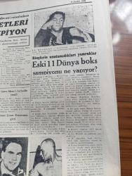 Cumhuriyet Gazetesi - 8 Aralık 1959 - Amerika Birleşik Devletleri Başkanı Eisenhower Dün Yurdumuzdan Ayrıldı - Eisenhower Ankara'daki Ayrılmadan Önce Celal Bayar'la Fotoğrafı - Türk Amerikan Müşterek Tebliği - Türkiye'de Kurulacak Füze Rampalarına Dair Dün Yapılan Açıklama - Eski Bakanlar Diyorlar Ki Şükrü Sökmensüer'in Düşünceleri Röportajı Yapan Feyyaz Tokar Yazı Dizisi - Şemi Ergin Ulaştırma Atıf Benderlioğlu Da Milli Eğitim Bakanlığına Getirildi - Geyikli Hadiseleri İle İlgili Olarak Haklarında Dava Açılan Demokrat Partililer - Sağlık Bakanı Lütfi Kırdar Sovyet Rusya'ya Gidiyor - Radyodan Televizyona Derleyen M. Kenan Kan Yazı Dizisi - Koruyucu Melekler Çizgi Roman - Profesör Nimbüs'ün Maceraları Karikatür - Psikanaliz Ve Bazı Karakter Özellikleri Yazan Halis Özgü - Mao Stalin Rolünde Yazan Joseph Alsop - Hür Dünyanın Alemdarı Yazan Burhan Felek Köşe Yazısı - Basınla İlgili Bir Af Teklifi - Kara Kuvvetleri Takımı Şampiyon - Eski 11 Dünya Boks Şampiyonu Ne Yapıyor - Fenerbahçe