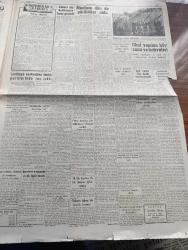 Cumhuriyet Gazetesi - 3 Aralık 1959 - Mecliste Dün De Gürültüler Oldu - Doktor Fazıl Küçük Bugün Kıbrıs'ta Cumhurbaşkanı Muavini İlan Edilecek -  Dün 5 Gazeteci Daha Mahkum Oldu - Muhalefetin Yeni Bütçe Hakkındaki Görüşü - Nurcuların Dünkü Duruşması - Samsundaki Nurcular Nelerle İtham Ediliyorlar - Mülkiyenin 100. Yıldönümü - Galatasaray Beşiktaş Maçını Dalda İzleyenler Fotoğraf - Ankara Koleji Öğrencilerinin Yaptırdıkları Eisenhower 40*60 Ebadındaki Dev Portresi - Hürriyet Şairi Namık Kemal Anıldı - Devlet Operası Sanatçısı Hüsamettin Under İşinden Çıkarıldı - Konyalı Kız Yazan Fakir Baykurt - Türk İran Dostluğuna Mevlana Yazan Hasan Ali Yücel - Ayrılan Kalpler Filmi Site Sinemasında - Sudanda 5 Kişi Kurşuna Dizildi - Alaca Çorap Yazan Nihal Karamağaralı Yazı Dizisi - Ankara İstanbul Radyosu Programı - Okul Yapılan Köy Cami Ve Kahveleri - Beşiktaş Namağlup Galatasaray'ı 1 0 Yendi - Fenerbahçe Nice Bugün Oynuyor - Turgay Şeren 1 Ay Metin Oktay 20 Gün Oynamayacak -Lefter Küçükandonyadis